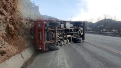 kastamonuda meyve yuklu kamyon devrildi u7x7ZRN8