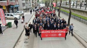 kastamonuda yuzlerce kisi aile icin yurudu rGzwiTPj