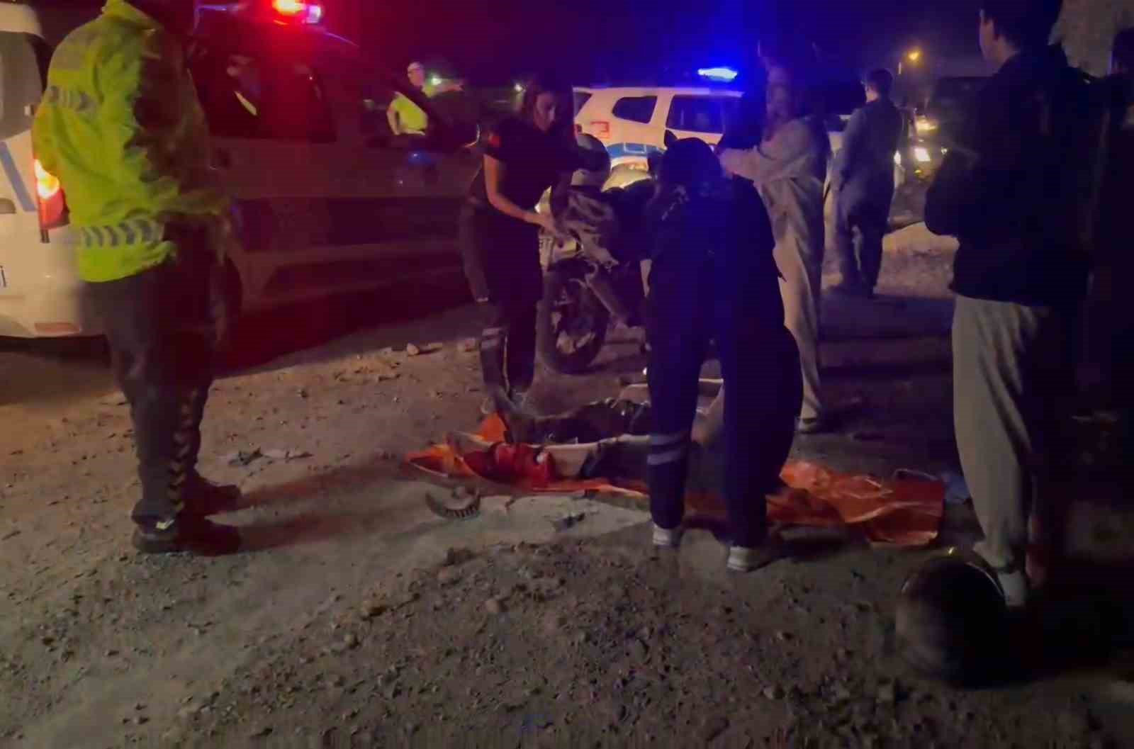 kaza yapan motosikletin surucusu 50 metre suruklendi 8ZvZzsWR