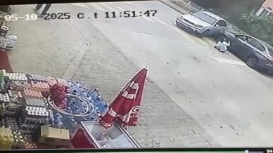 kazada aracin altinda kalmaktan son anda kurtuldu XhpLMIik