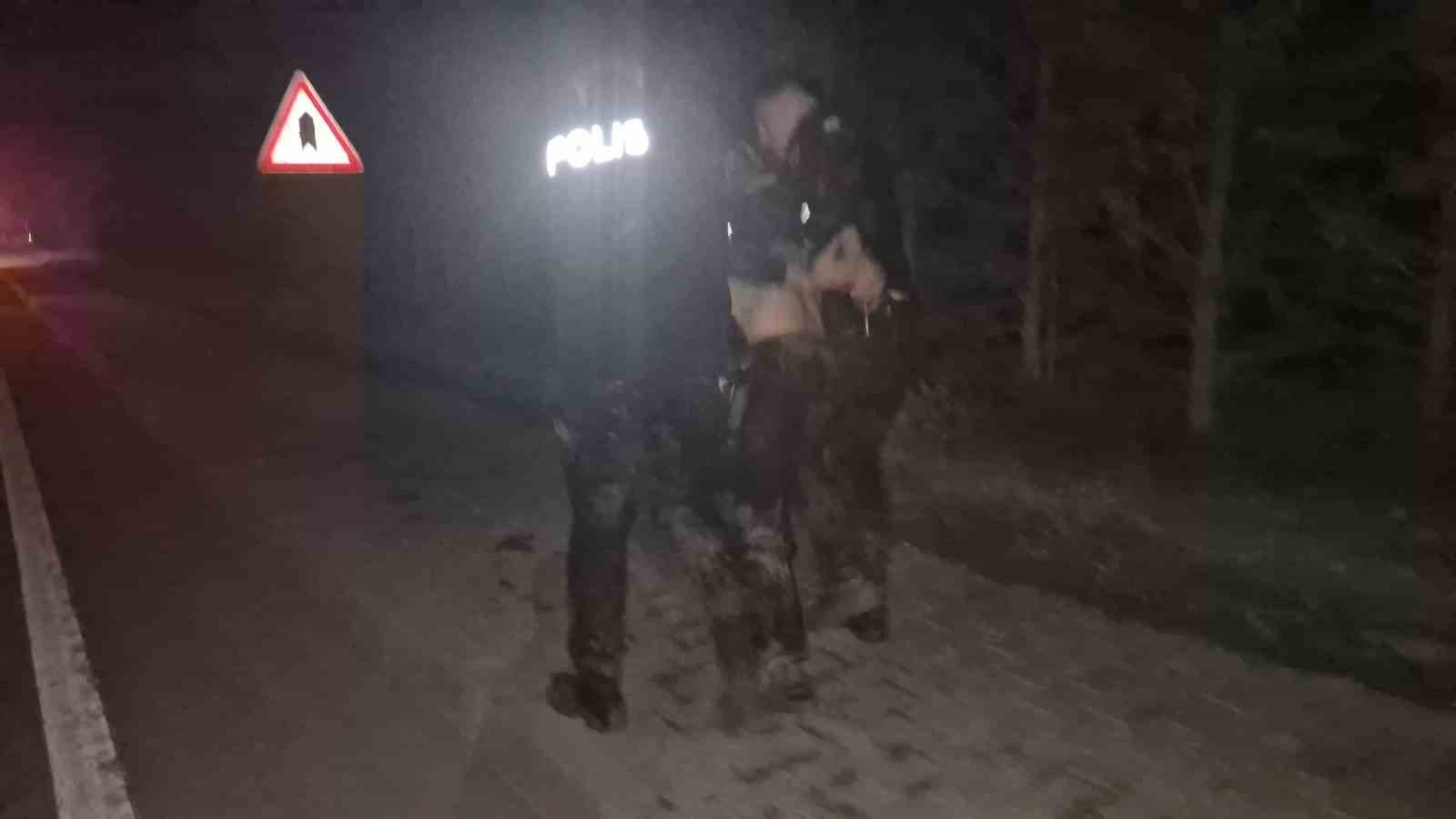 kimlik kontrolu sirasinda kacti pesinden kosan polislerle beraber batakliga dustu