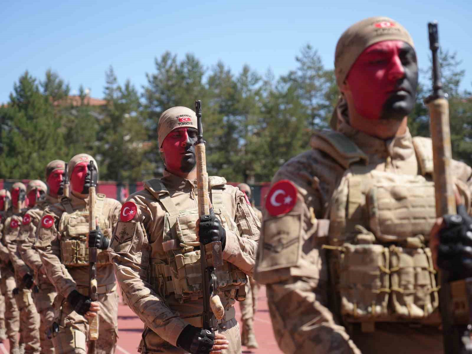 komandolarin 19 mayis gosterisi ile hayran birakti