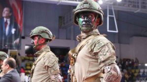 komandolarin gosterisi dakikalarca alkislandi Y1cdyKkf