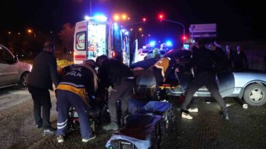 kontrolden cikan otomobil kirmizi isikta bekleyen araclara carpti 9 yarali FiN7dnLY