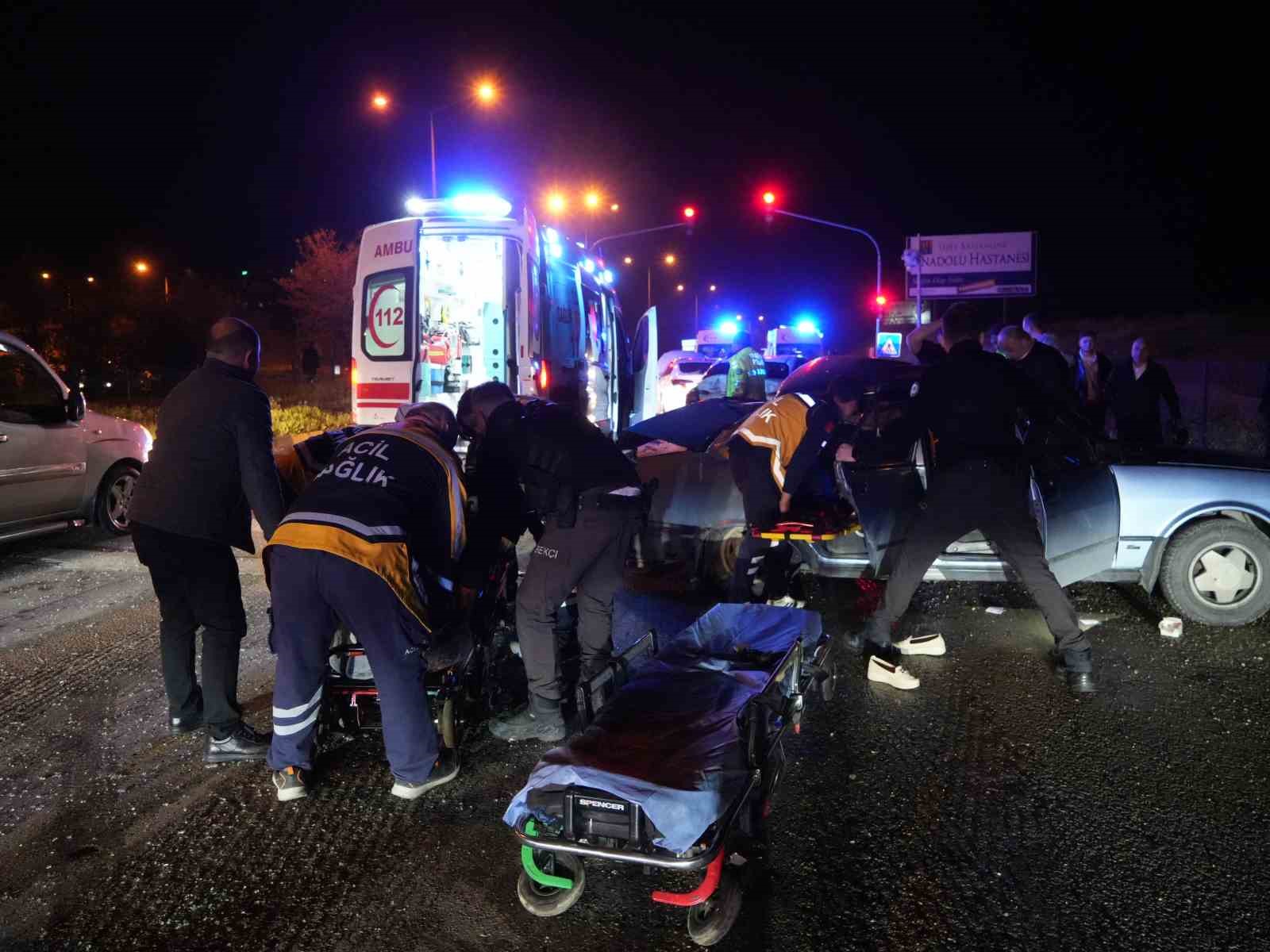kontrolden cikan otomobil kirmizi isikta bekleyen araclara carpti 9 yarali FiN7dnLY