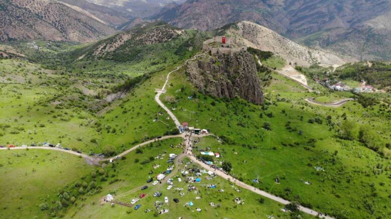 kov kalesi eteklerinde senlik coskusu IGLd7NbR