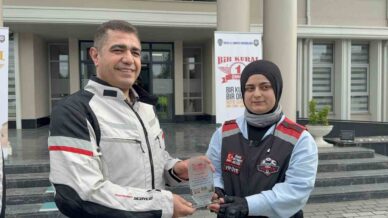 kural ihlali yapmayan 3 motosikletliye plaket verildi V5Na13kg