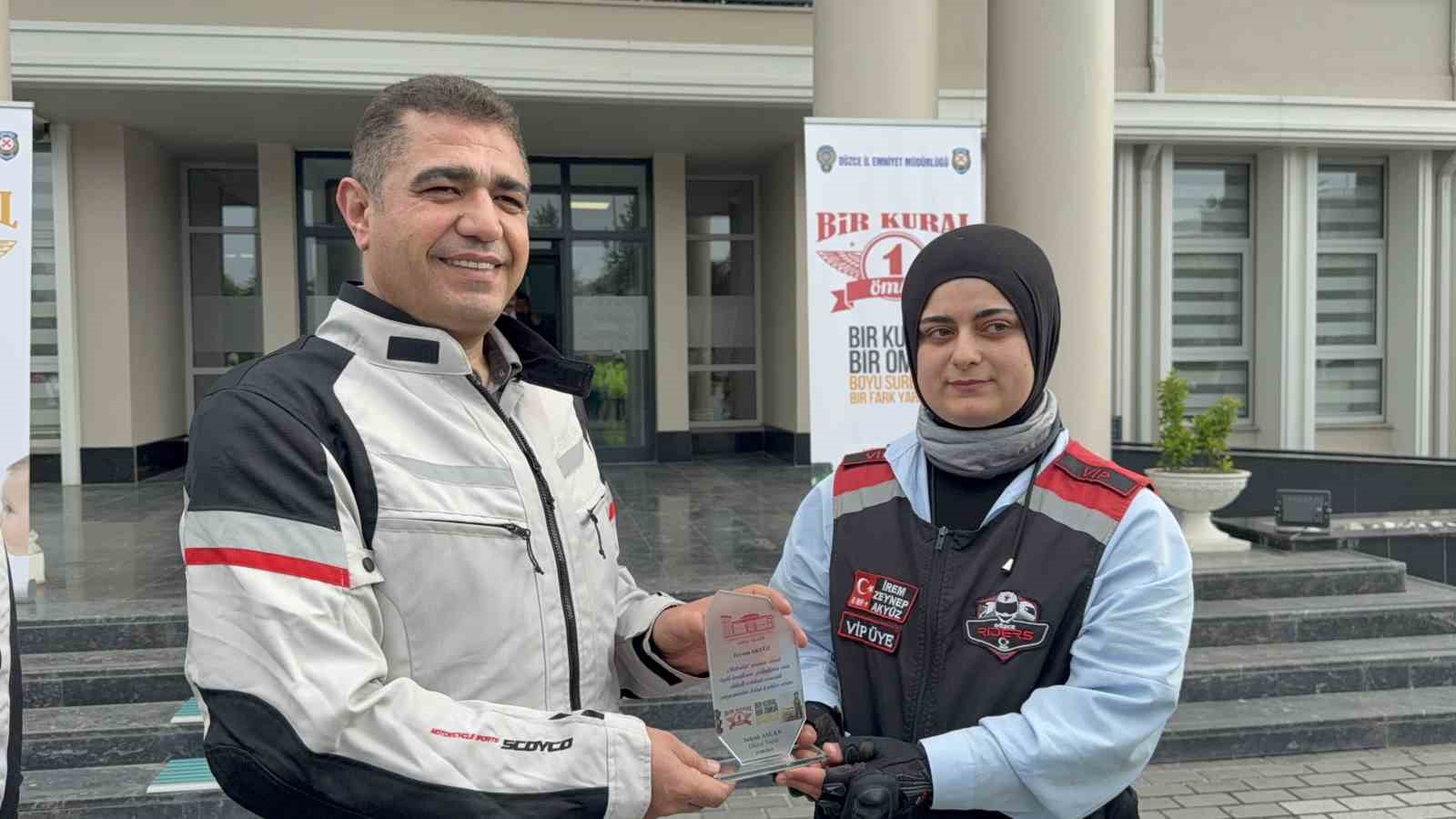 kural ihlali yapmayan 3 motosikletliye plaket verildi V5Na13kg