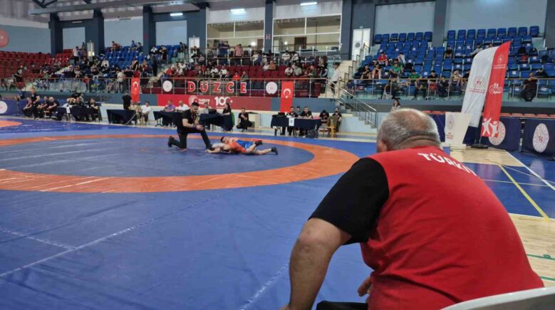 minik guresciler turkiye sampiyonu olmak icin duzcede ter dokuyor THckNijW