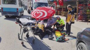 motosiklet kazasinda yaralanan yayayi gunesten semsiye yardimiyla korudular 3Rc9vfGr