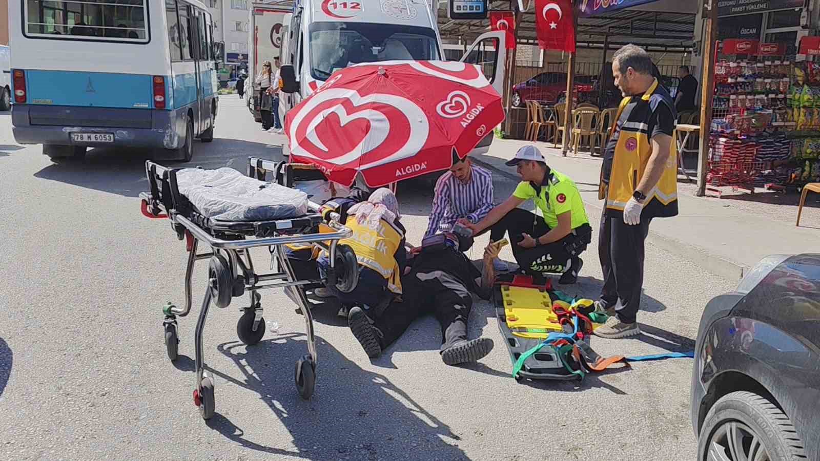 motosiklet kazasinda yaralanan yayayi gunesten semsiye yardimiyla korudular 3Rc9vfGr