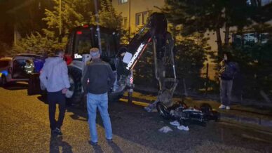 motosiklet park halindeki 10 tonluk is makinesine carpti 2 yarali 5AYKhyId
