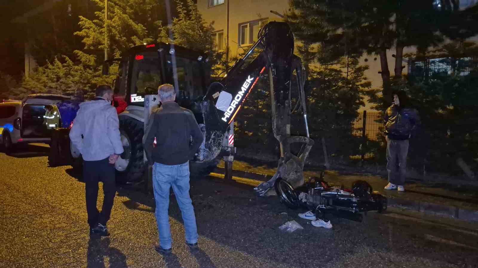 motosiklet park halindeki 10 tonluk is makinesine carpti 2 yarali AjJpGFST