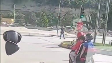 motosiklette 4 kisilik tehlikeli yolculuk kamerada ZJUpTv4m