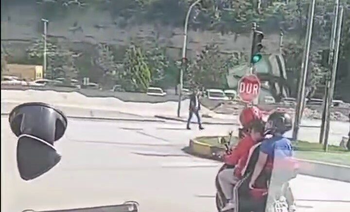 motosiklette 4 kisilik tehlikeli yolculuk kamerada ZJUpTv4m