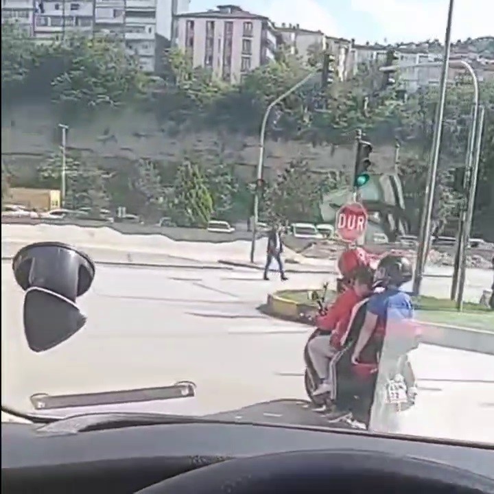 motosiklette 4 kisilik tehlikeli yolculuk kamerada ZJUpTv4m