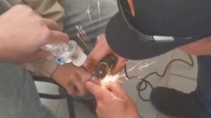 ogrencinin parmagina sikisan yuzugu itfaiye ekipleri keserek cikardi L6H5PAXa