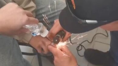 ogrencinin parmagina sikisan yuzugu itfaiye ekipleri keserek cikardi L6H5PAXa