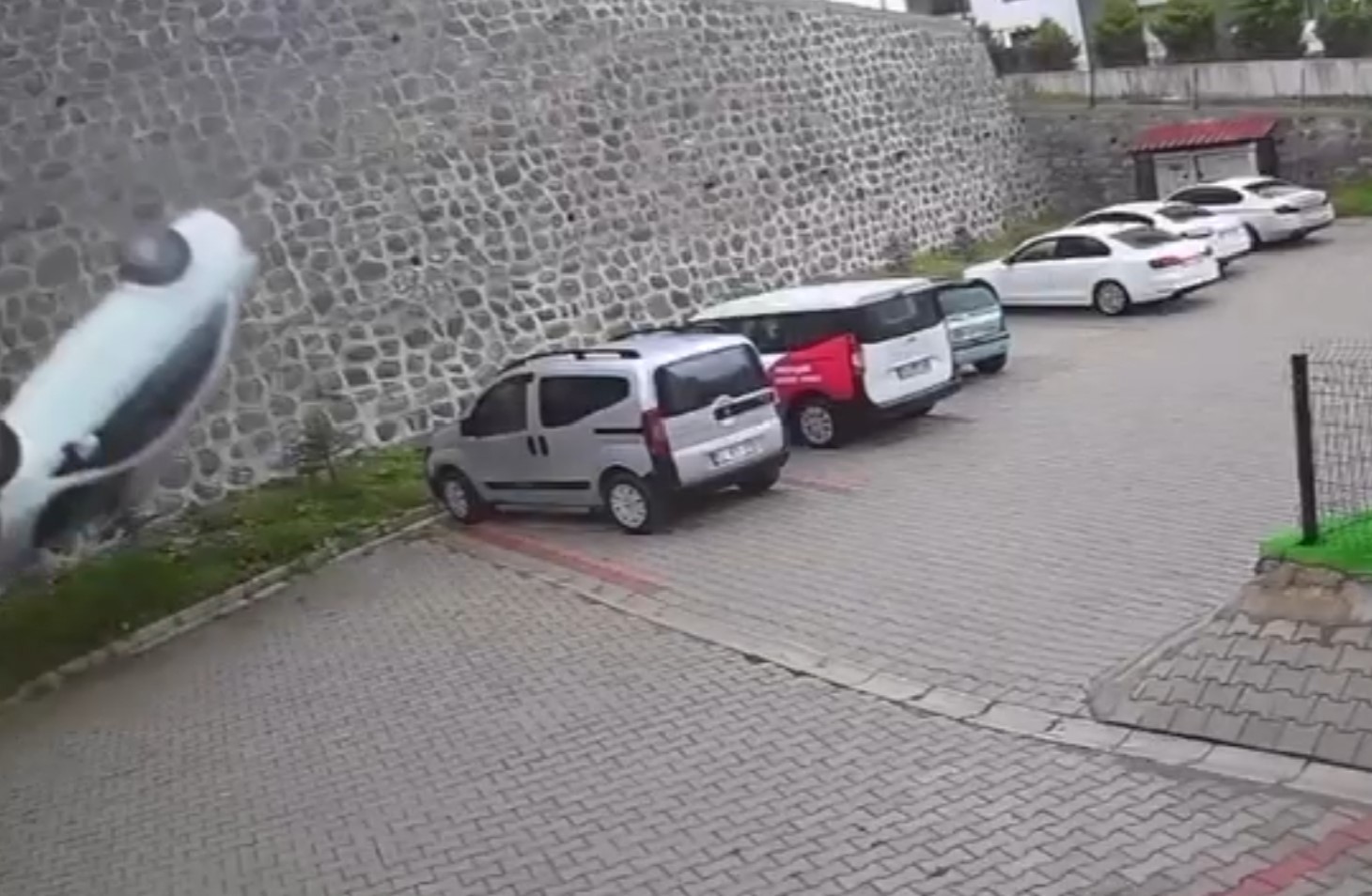 orduda otomobil site bahcesine uctu 1 olu