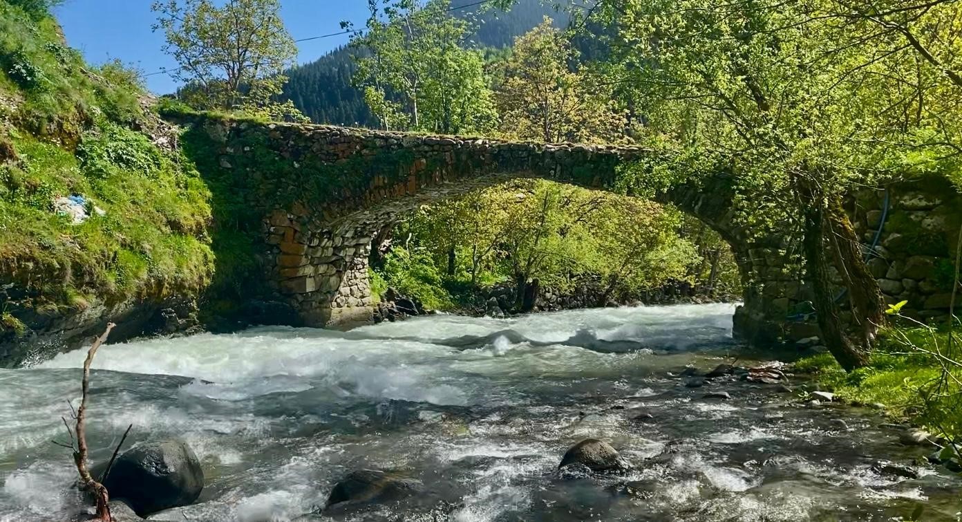 orta cagdan kalma tas kopru gorenleri kendine hayran birakiyor l1NnI16H