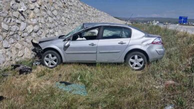 otomobil istinat duvarina carpti 2 yarali uRLNgOD2