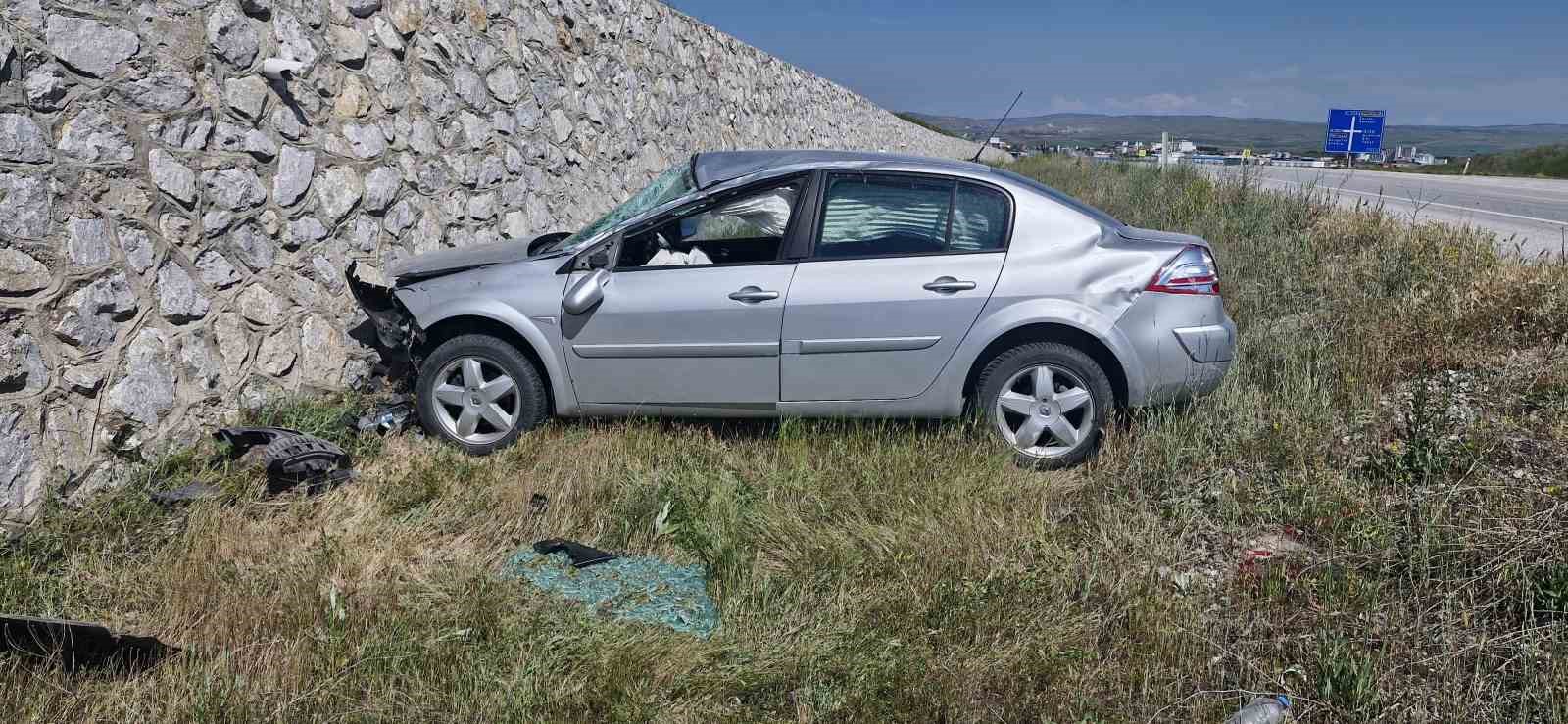 otomobil istinat duvarina carpti 2 yarali uRLNgOD2