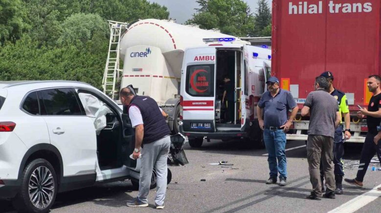 otoyolda 3 arac carpisti 4 yarali 4ZkP79Uq