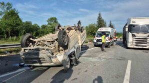 otoyolda lastigi patlayan pikap takla atti 3 yarali GkirnZMN