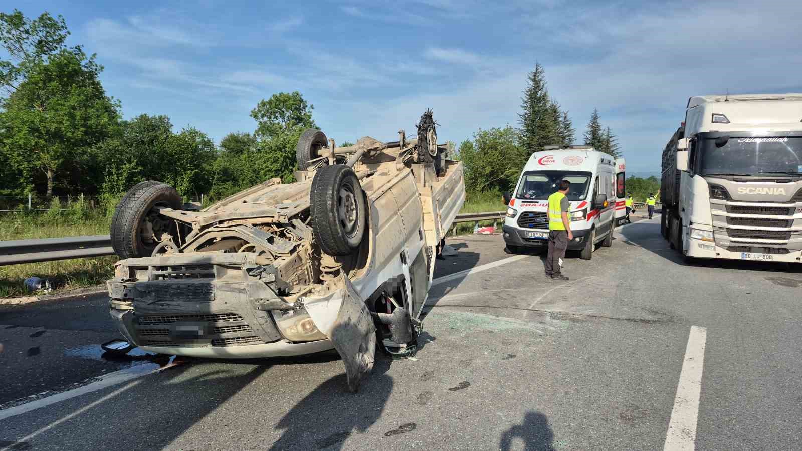 otoyolda lastigi patlayan pikap takla atti 3 yarali GkirnZMN