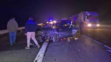 otoyolda once refuje sonra bariyerlere carpan otomobil hurdaya dondu 4 yarali yDvlyVCf