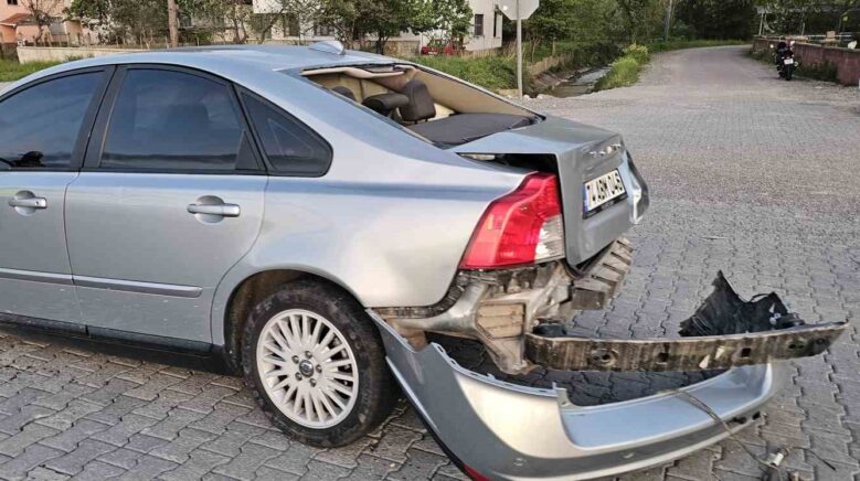 park halindeki araca carpan otomobilin surucusu yaralandi QUARfYeN