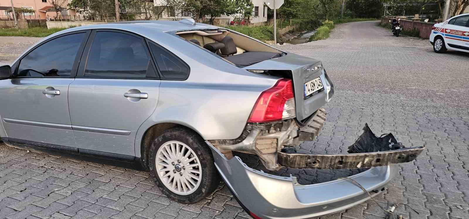 park halindeki araca carpan otomobilin surucusu yaralandi QUARfYeN