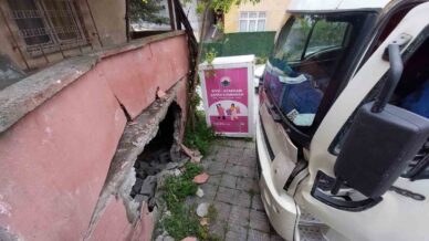 park halindeki kamyon hareket ederek carptigi metruk binanin duvarini yikti AO8lnN7P