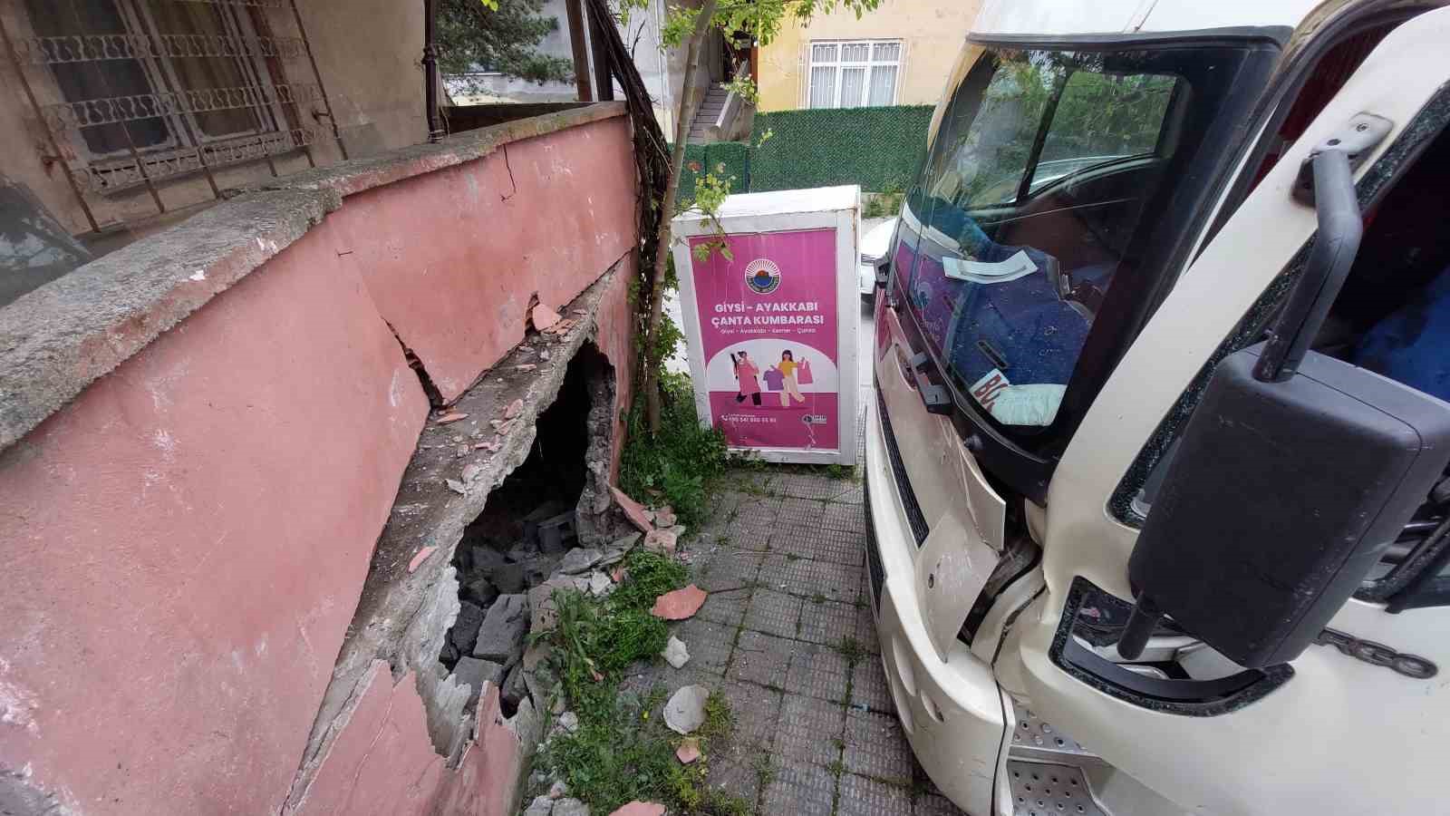 park halindeki kamyon hareket ederek carptigi metruk binanin duvarini yikti AO8lnN7P