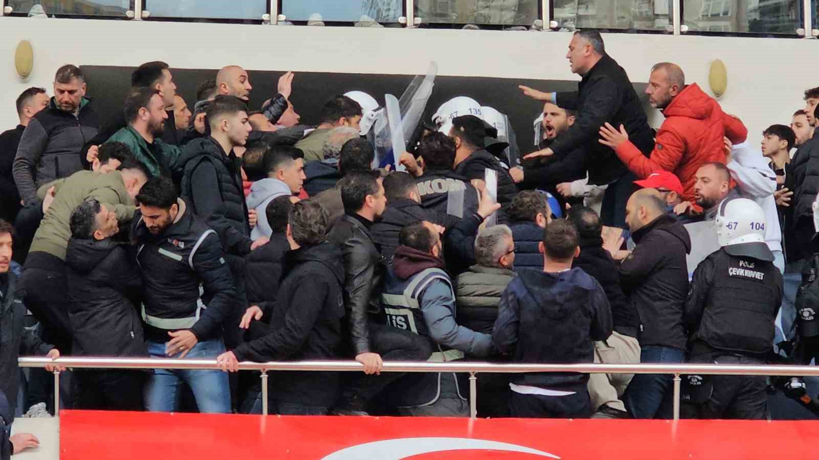 play off macinda polise mukavemette bulunan 3 supheliye adli islem 27 kisiye seyirden men cezasi yBVGC7GW