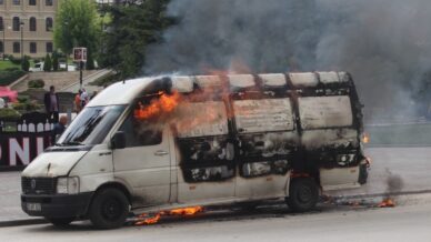polis ekibi islem yapmak isteyince hacizli araci atese verdi pkiayAjL