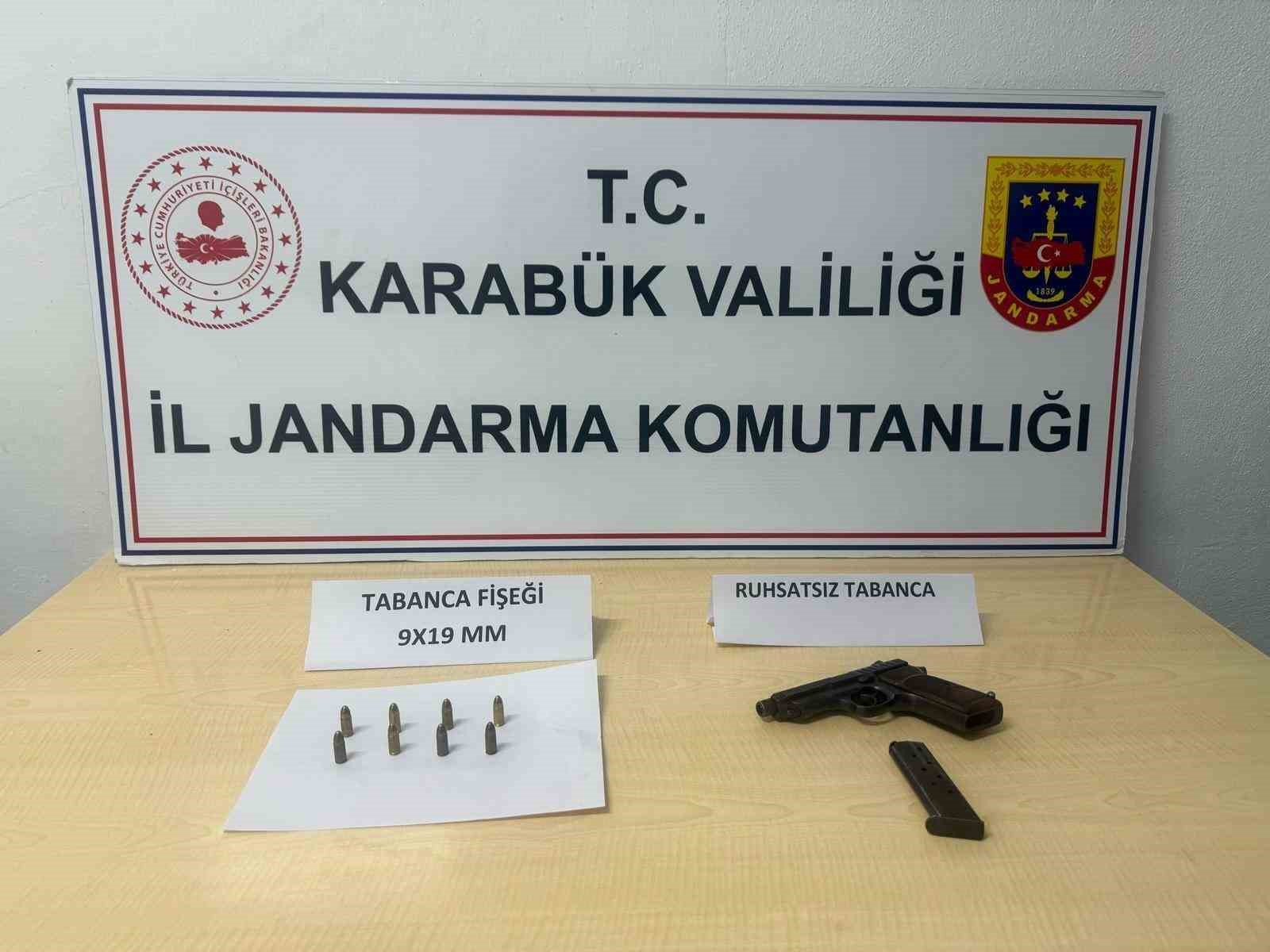 ruhsatsiz silahla yakalanan sahis tutuklandi Rs1pOdd5