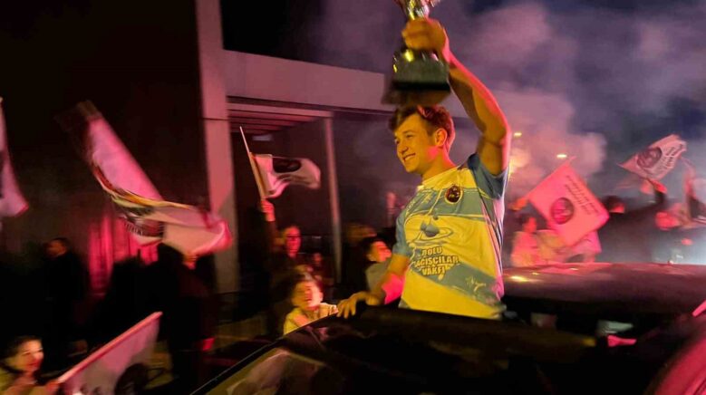 sampiyon takima coskulu karsilama 3BfNA5ES