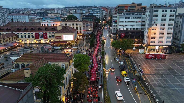samsunda 1919 metrelik bayrakla yagmur altinda bayrak ve fener alayi yuruyusu n9TLbxzm