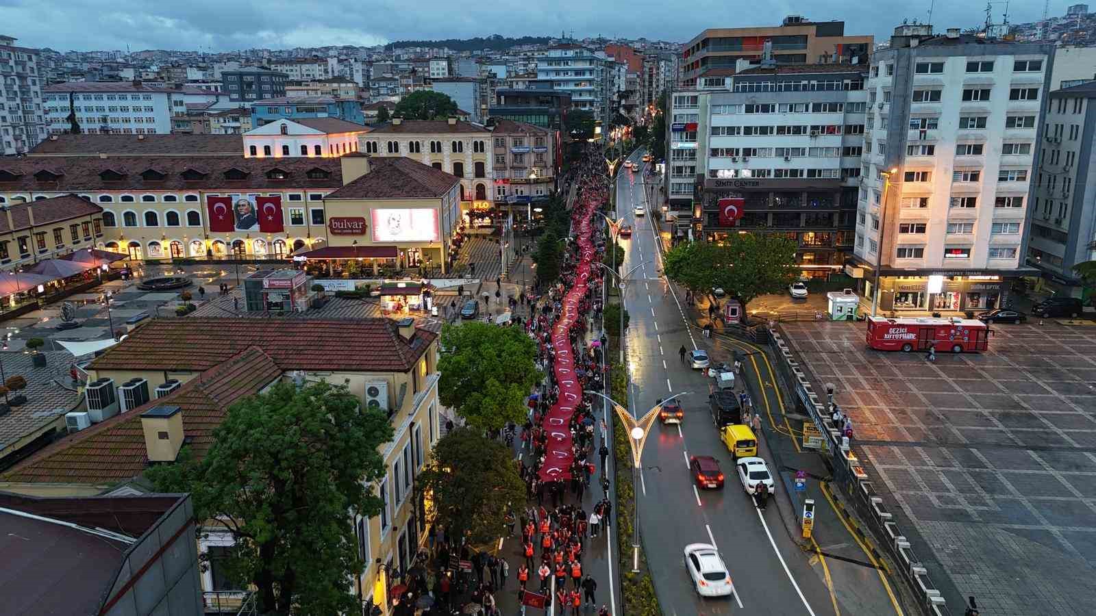 samsunda 1919 metrelik bayrakla yagmur altinda bayrak ve fener alayi yuruyusu