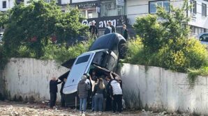 samsunda luks cip istinat duvarindan dustu 2 yarali sHyWHHiH