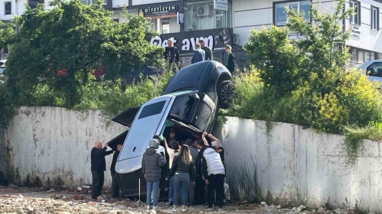 samsunda luks cip istinat duvarindan dustu 2 yarali sHyWHHiH