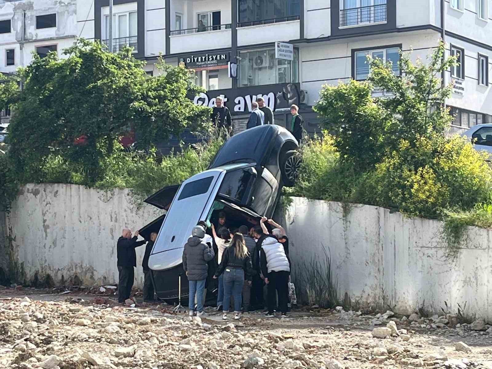samsunda luks cip istinat duvarindan dustu 2 yarali sHyWHHiH
