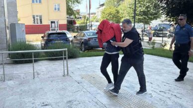 ses sistemine gizledikleri 840 uyusturucu hapla yakalandilar yakinlari goruntu alan gazetecileri tehdit etti n7Xsdp2C