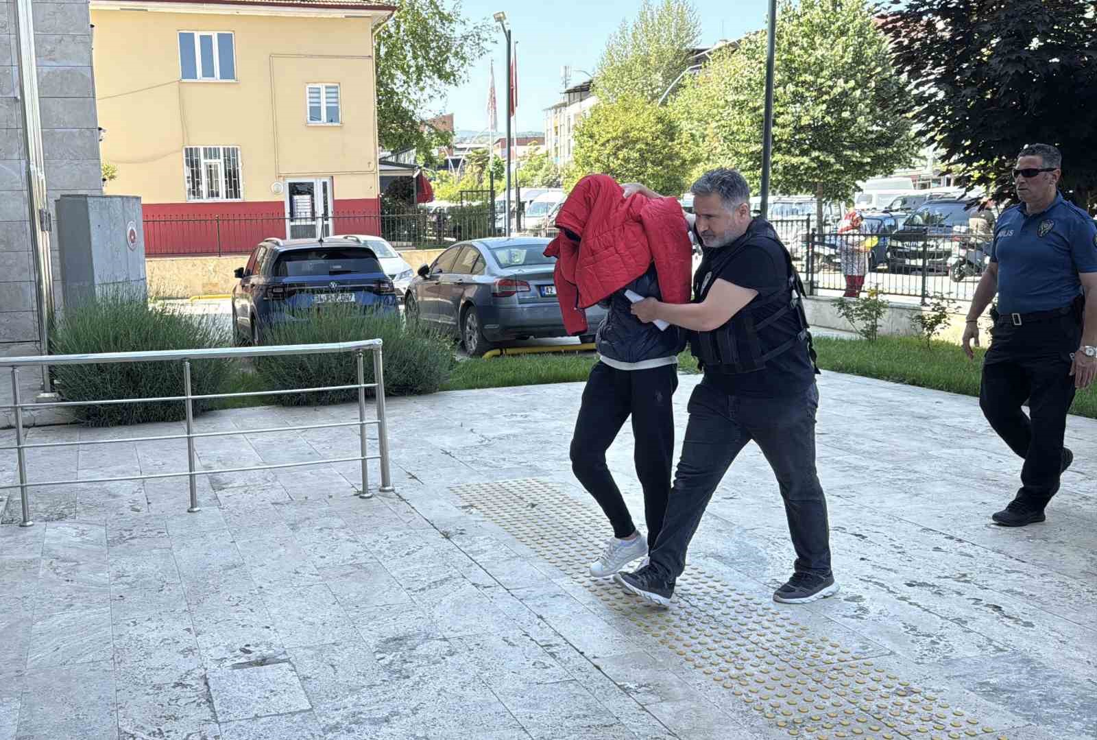 ses sistemine gizledikleri 840 uyusturucu hapla yakalandilar yakinlari goruntu alan gazetecileri tehdit etti n7Xsdp2C