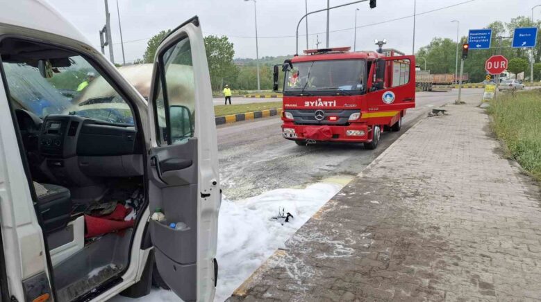 seyir halindeki minibus alev aldi BvzdkOa9