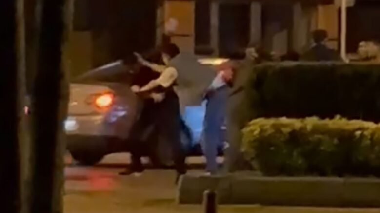 sokak ortasinda yumruklar havada ucustu 7NrVUiEP