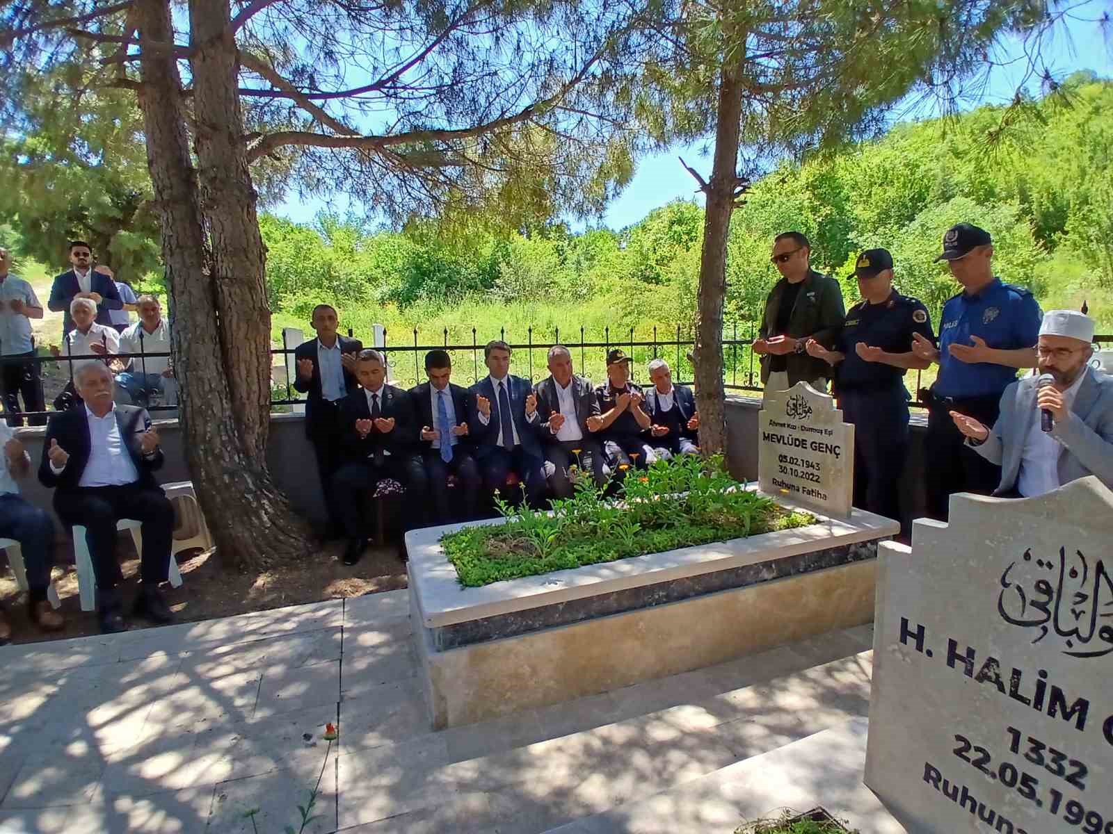 solingen faciasinda hayatini kaybedenler amasyada mezarlari basinda anildi qn5JUjSc
