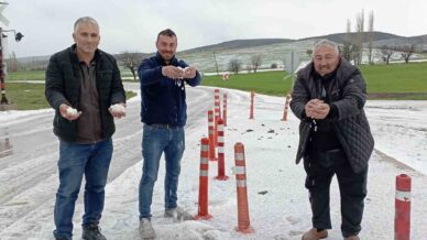 tokatta etkili olan dolu yagisi araziyi beyaza burudu AhWxEeQh