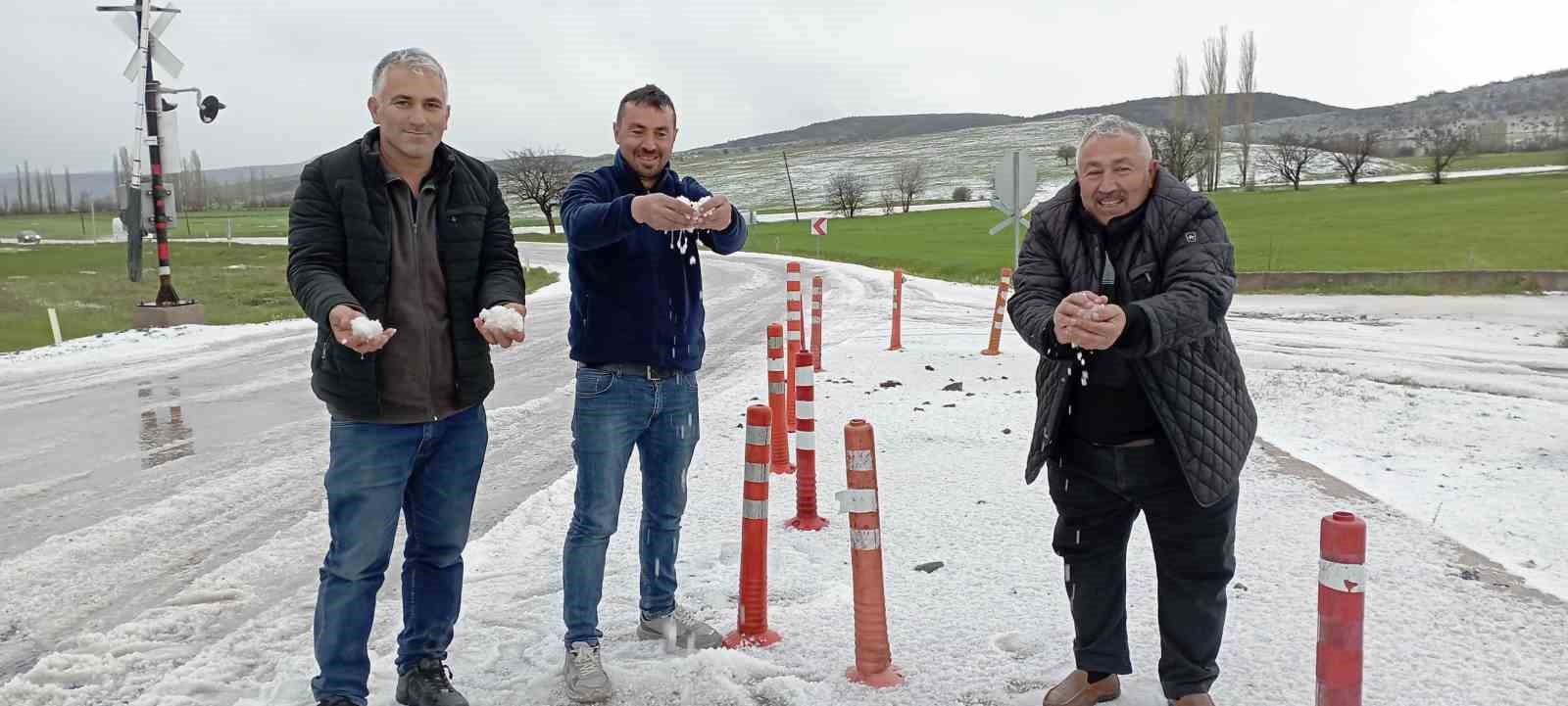 tokatta etkili olan dolu yagisi araziyi beyaza burudu